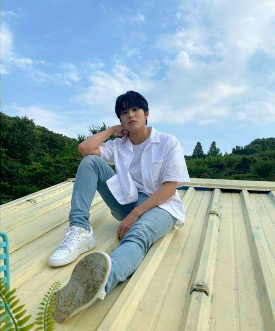 Blue jeans ala member Treasure (instagram.com/ygtre4sure526)