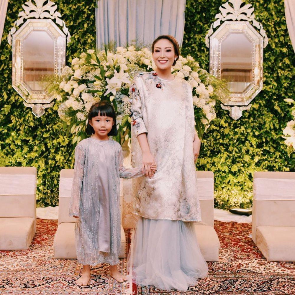 Busana acara tasyakuran kehamilan Ayu Dewi (instagram.com/mrsayudewi)