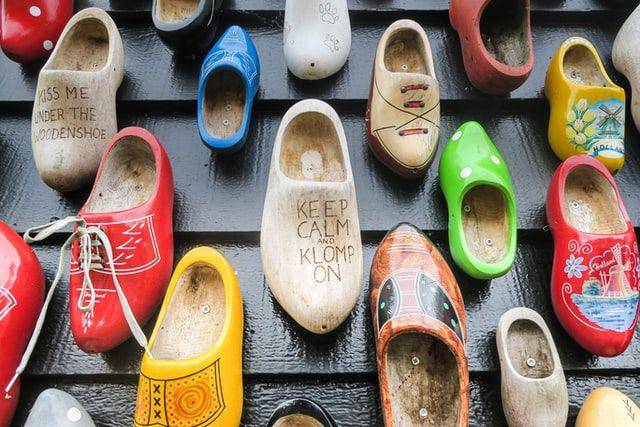 ilustrasi klompen sepatu tradisional dari Belanda (unsplash.com/Denise Jans)