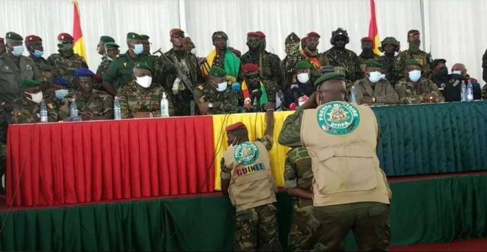 Para pimpinan militer yang melakukan kudeta saat konferensi pers. (twitter.com/Baillor Jalloh)