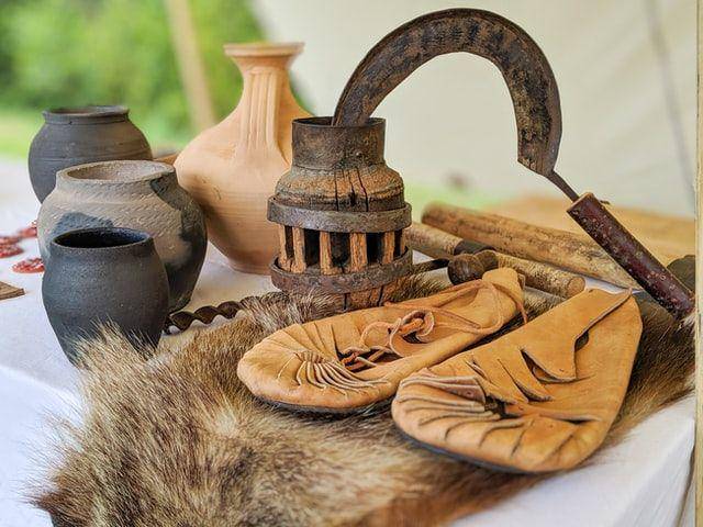 ilustrasi sepatu tradisional (unsplash.com/Flash Dantz)
