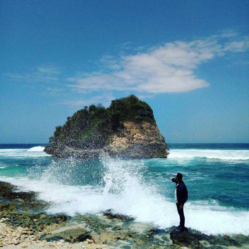 Pantai Jonggring Saloka (instagram.com/bang_ipul234)