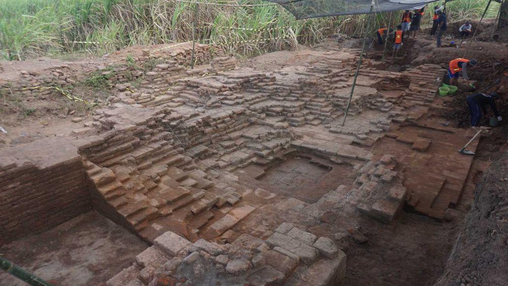 Gerbang Istana Bhre Wengker yang Terpendam 3 Meter Mulai Tampak