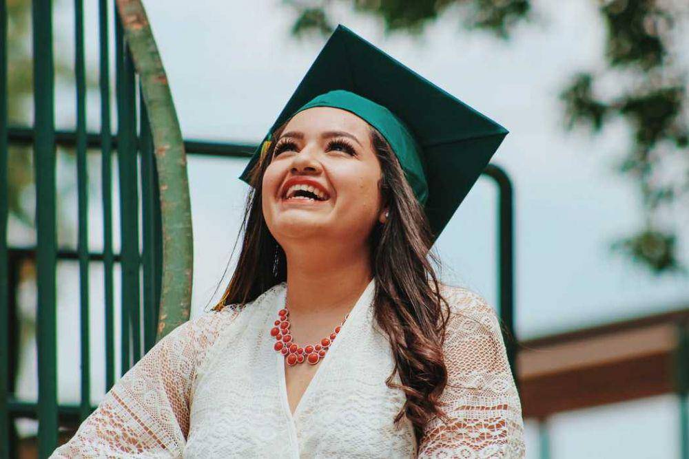 ilustrasi fresh graduate (unsplash.com/Juan Ramos)