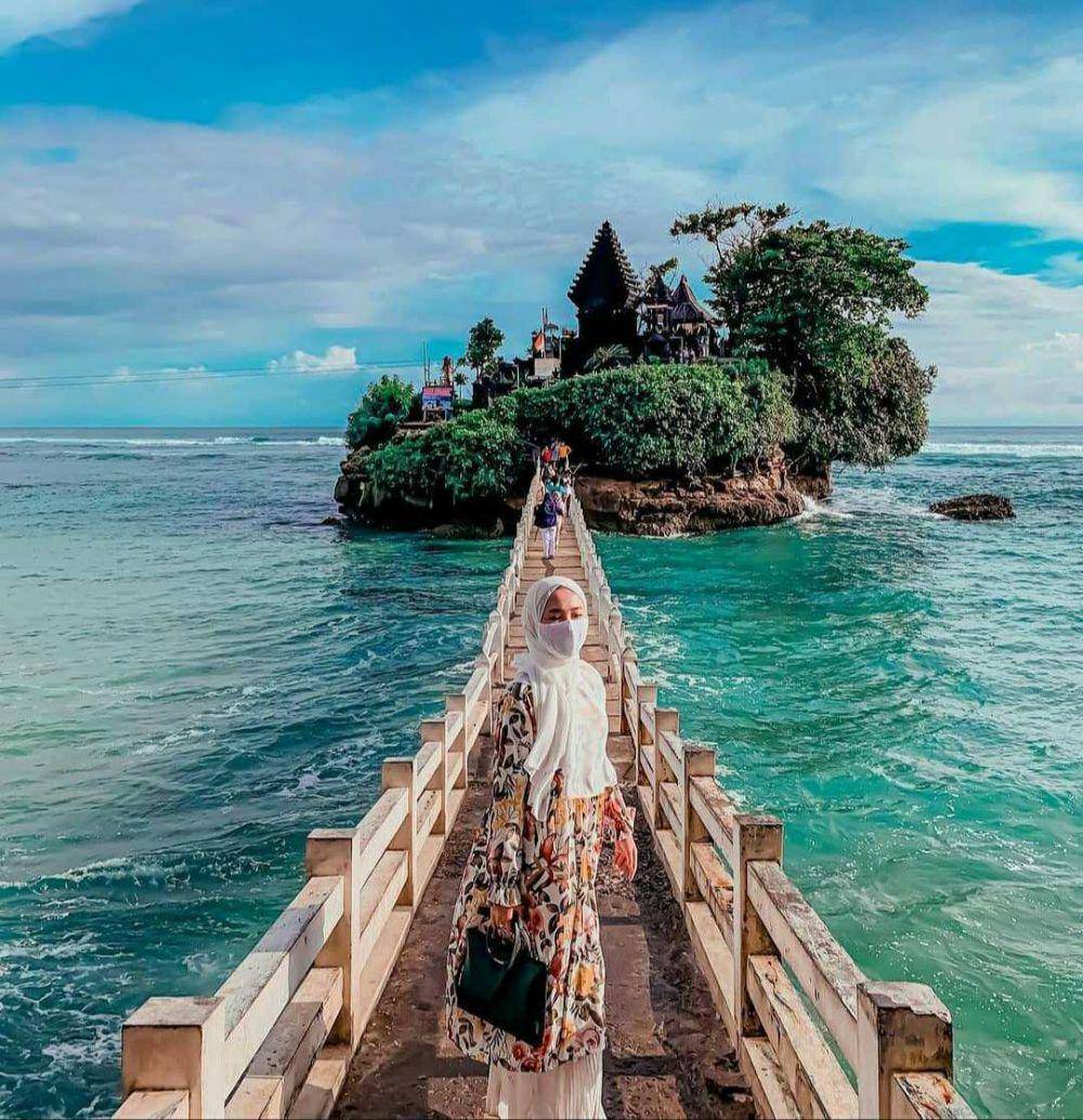 Pantai Balekambang (instagram.com/malang_kekinian)