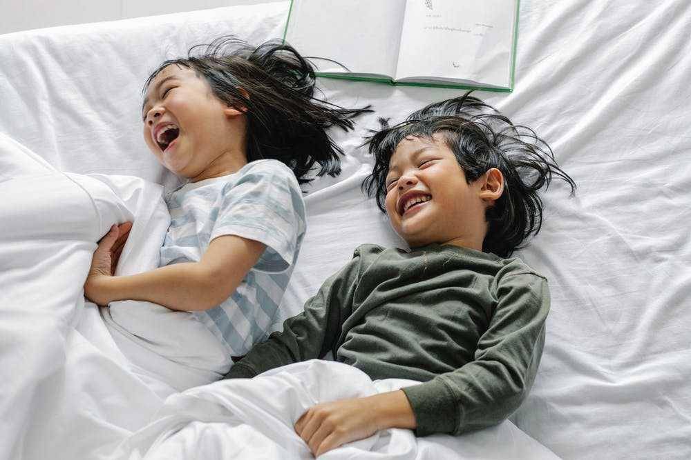 ilustrasi dua anak kecil tertawa (Pexels/Alex Green)