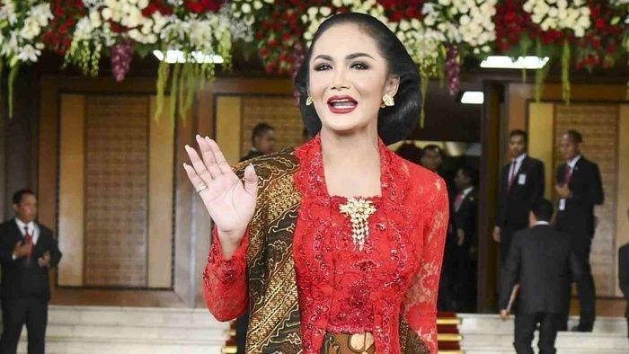 Penyanyi Krisdayanti ketika dilantik sebagai anggota DPR periode 2019-2024 di ruang rapat paripurna, Komplek Senayan Jakarta 1 Oktober 2019 (ANTARA FOTO/Galih Pradipta)