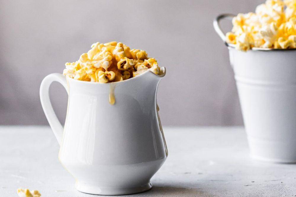 ilustrasi cheese and caramel popcorn (pexels.com/Anna Pyshniuk)