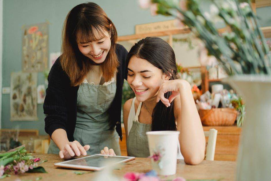 ilustrasi mengandalkan teman (pexels.com/amina-filkins)