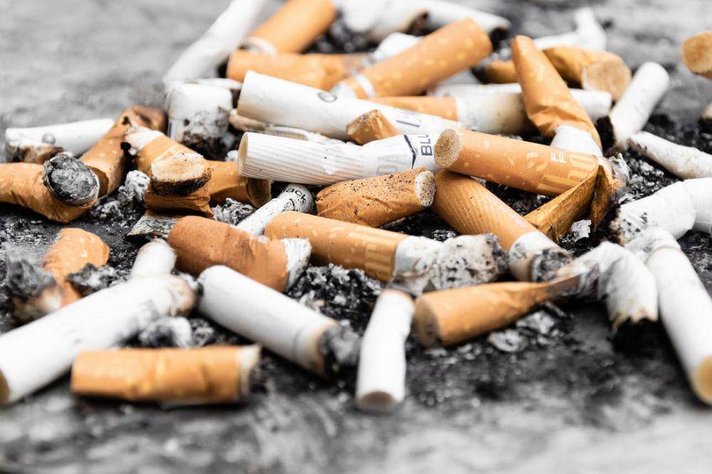 ilustrasi puntung rokok (unsplash.com/Pawel Czerwinski)
