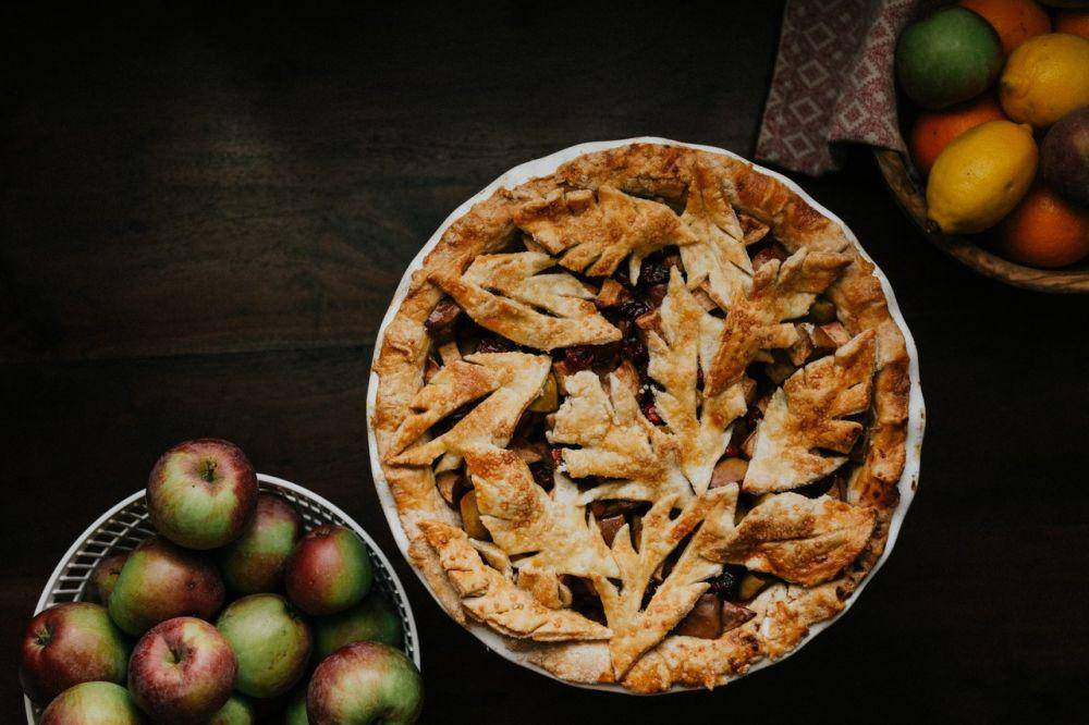 ilustrasi apple cider caramel pie (unsplash.com/Priscilla Du Preez)