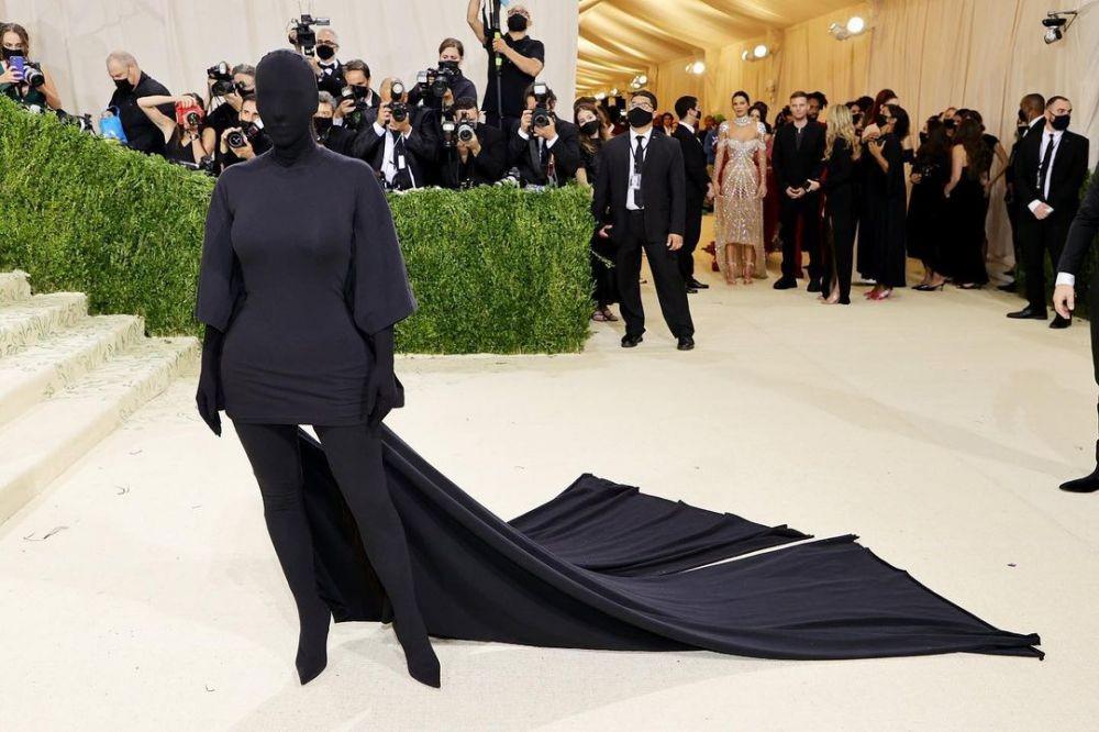 10 Tweet Lucu Netizen soal Outfit Kim Kardashian di Met Gala