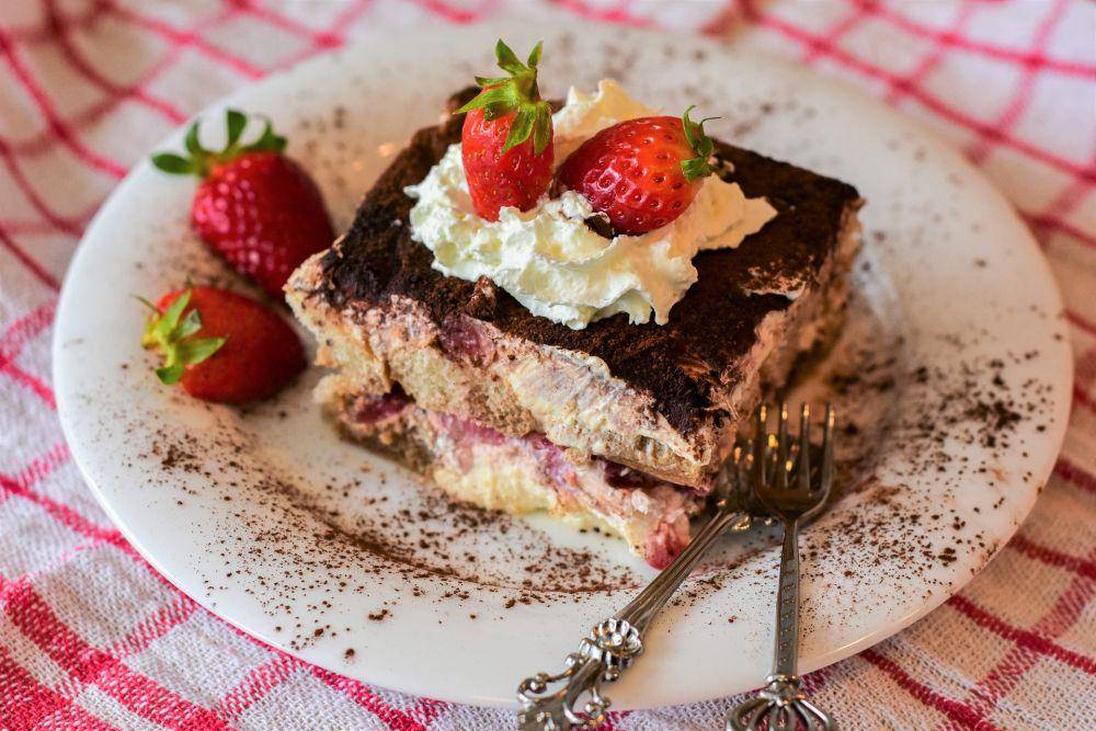 ilustrasi no bake strawberry icebox cake (pixabay.com/RitaE)