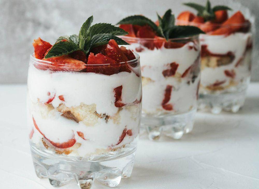 ilustrasi no bake strawberry trifle (pixabay.com/Анастасия Белоусова)