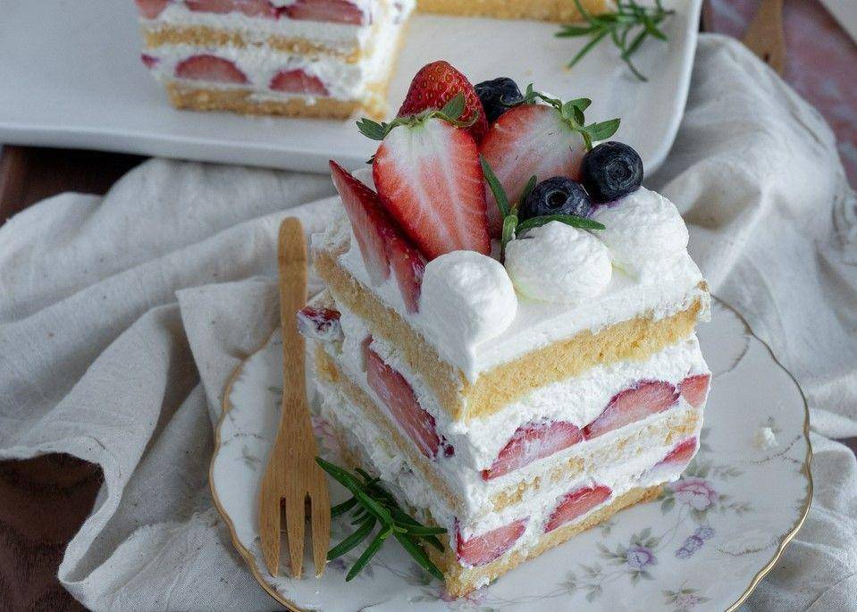 ilustrasi no bake strawberry shortcake (unsplash.com/Vicky Ng)