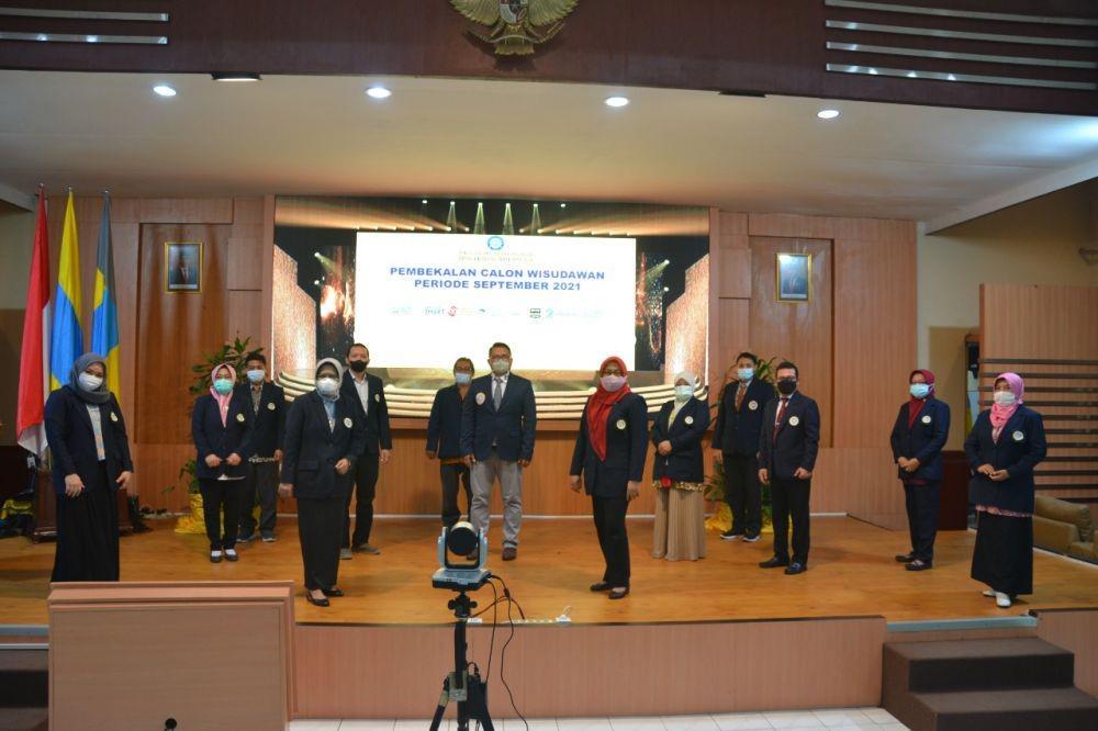 IKA FEB Unair saat beri pembekelan kepada calon wisudawan secara daring, Rabu (15/9/2021). Dok. Unair.