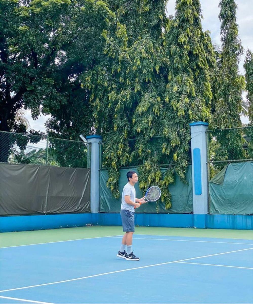 Raditya Dika bermain tenis. (instagram.com/raditya_dika)