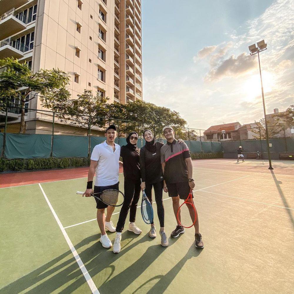 Rezky Adhitya dan keluarga bermain tenis. (instagram.com/citraciki)