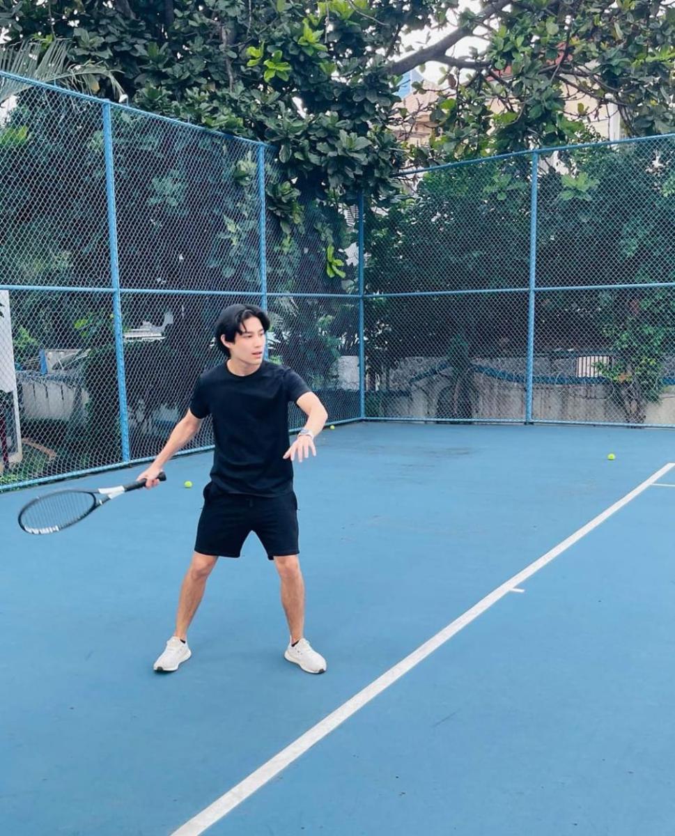 Teuku Rassya bermain tenis. (instagram.com/teukurassya)