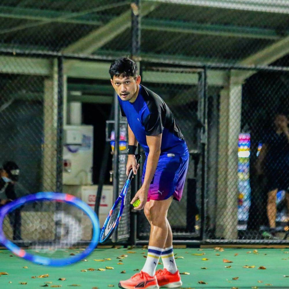Ibnu Jamil bermain tenis. (instagram.com/ibnujamilo)