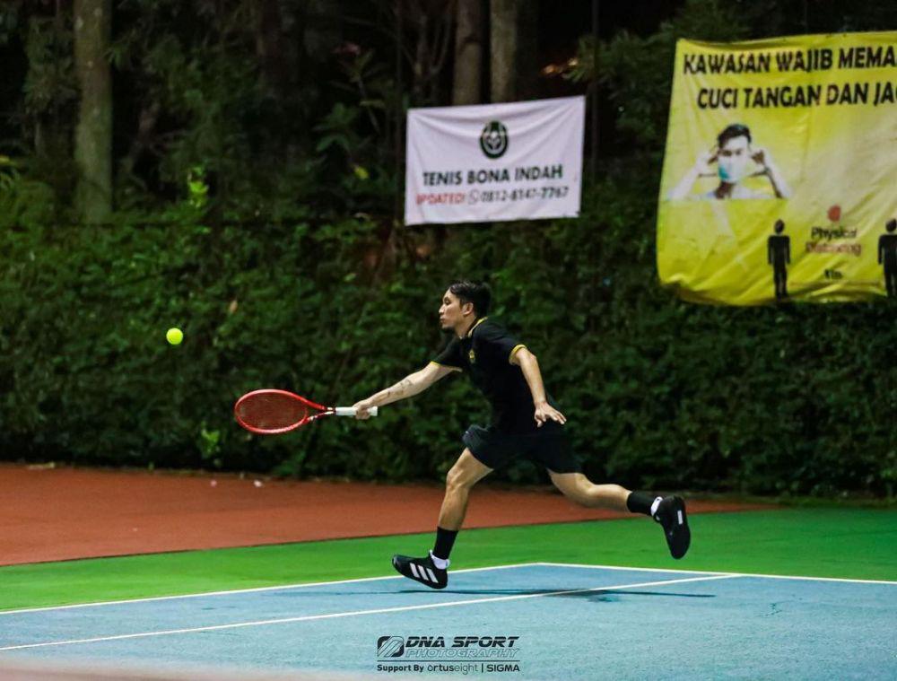 Desta bermain tenis. (instagram.com/desta80s)