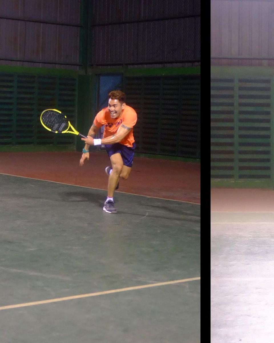 Robby Purba bermain tenis. (instagram.com/robbypurba)