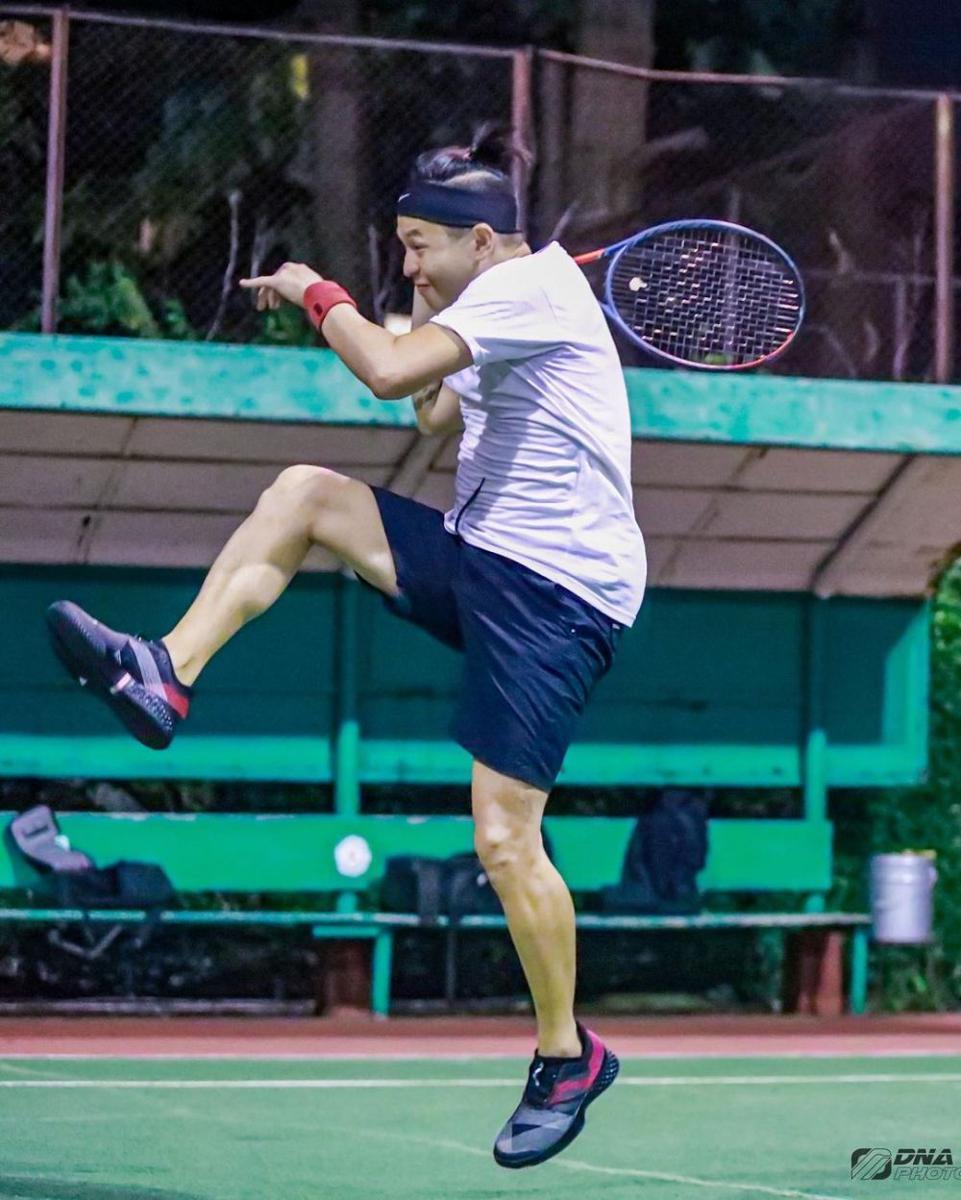 Ernest Prakasa bermain tenis. (instagram.com/ernestprakasa)