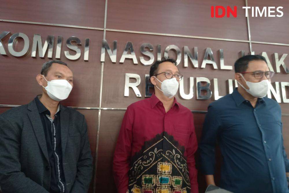 Kepala Sekretariat KPI,Umri (kiri), Komisioner Komnas HAM Beka Ulung Hapsara (tengah), dan Wakil Ketua KPI Mulyohadi (kanan) mendatangi Kantor Komnas HAM pada Rabu (15/9/2021). (IDN Times/Aryodamar)