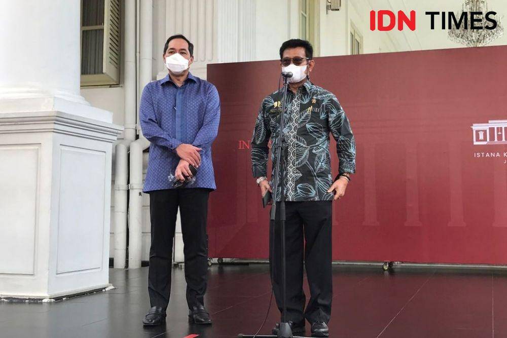 Menteri Perdagangan Muhammad Lutfhi dan Menteri Pertanian Yasin Limpo memberikan keterangan pers di Kompleks Istana Negara pada Rabu (15/9/2021). (IDN Times/Teatrika Handiko Putri)