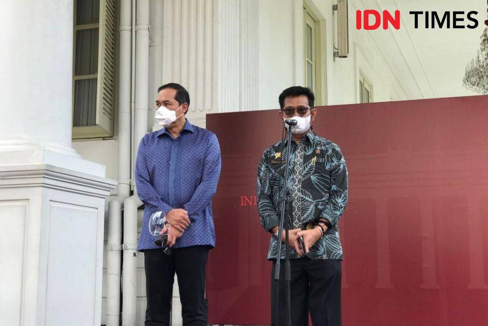 Menteri Perdagangan Muhammad Lutfhi dan Menteri Pertanian Yasin Limpo memberikan keterangan pers di Kompleks Istana Negara pada Rabu (15/9/2021). (IDN Times/Teatrika Handiko Putri)