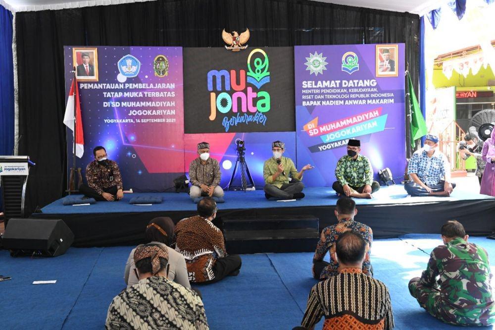 Mendikbudristek Nadiem Makarim tinjau langsung Pembelajaran Tatap Muka (PTM) di Yogyakarta. (dok. BK Humas Kemendikbud Ristek)