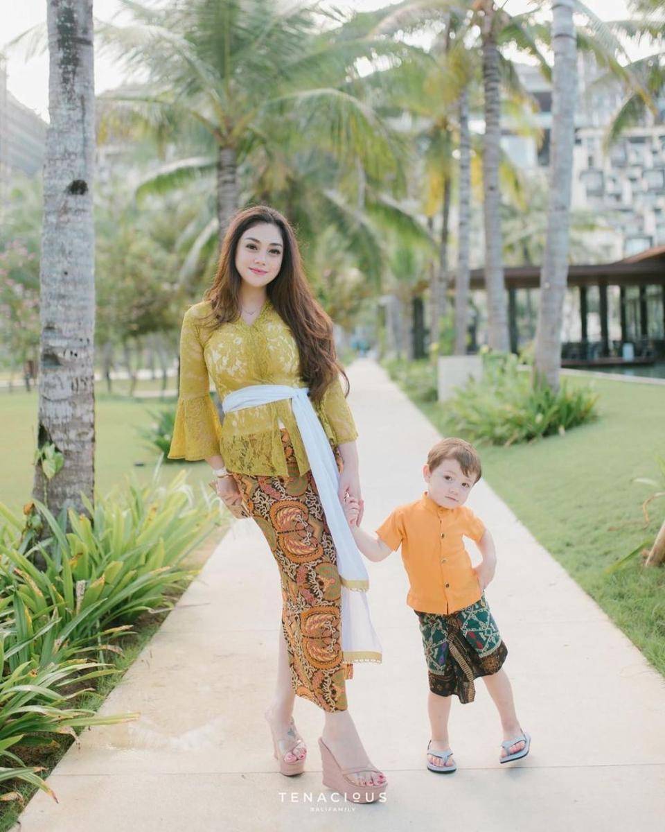 Kebaya Celine Evangelista. (instagram.com/celine_evangelista/)