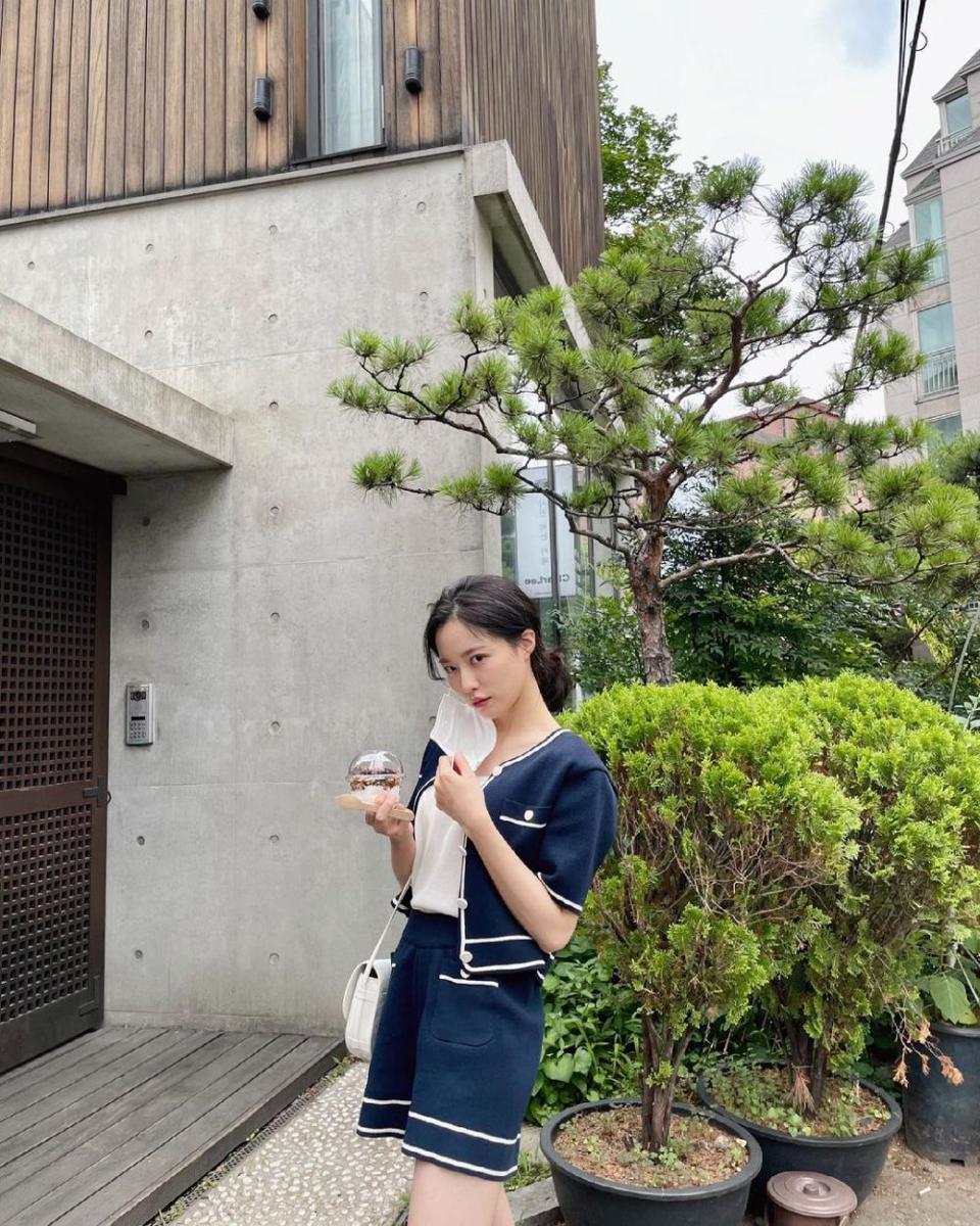 Bae Yoon Kyung (instagram.com/_yoonkyoung)