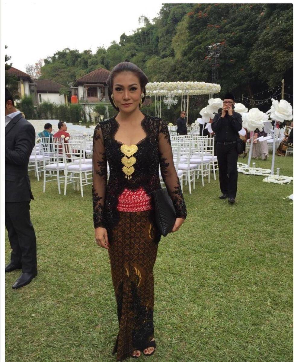 Kebaya Putty Noor. (instagram.com/puttynoor/)