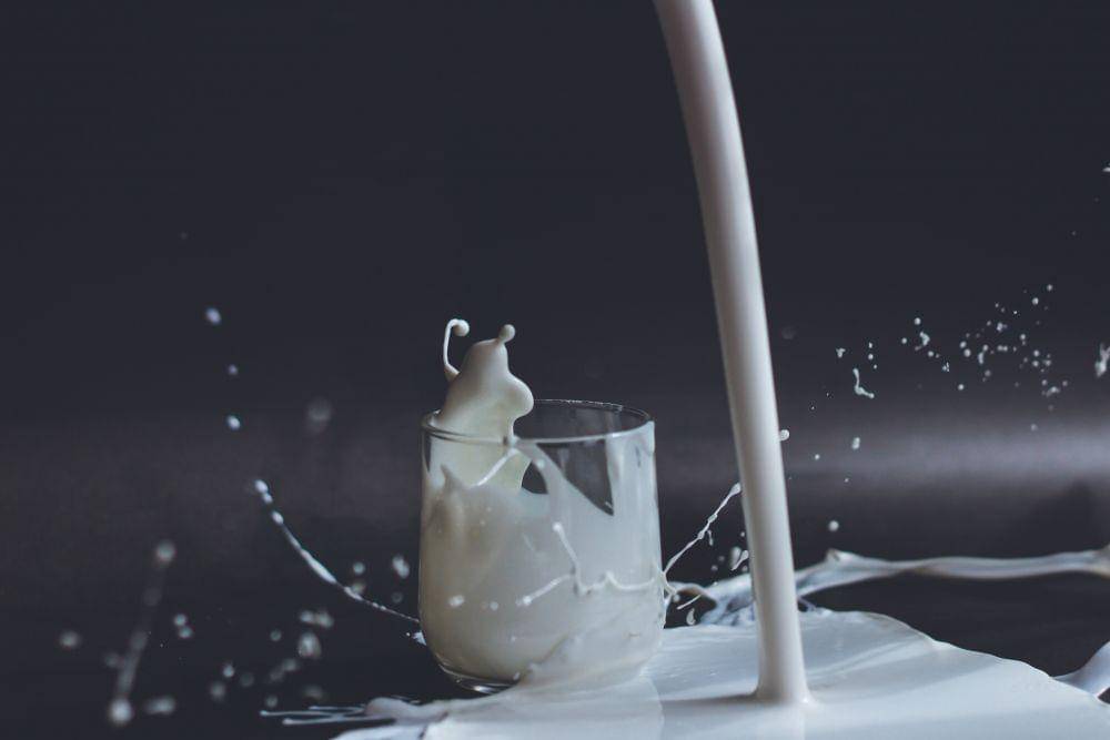 ilustrasi susu (unsplash.com/Anita Jankovic)