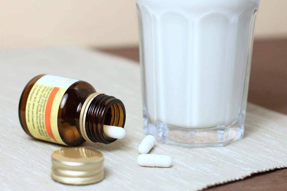 ilustrasi susu dan obat (health.howstuffworks.com)