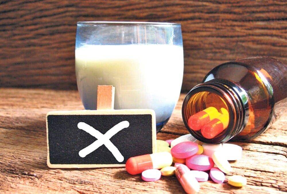 ilustrasi obat dan susu (womensalphabet.com)