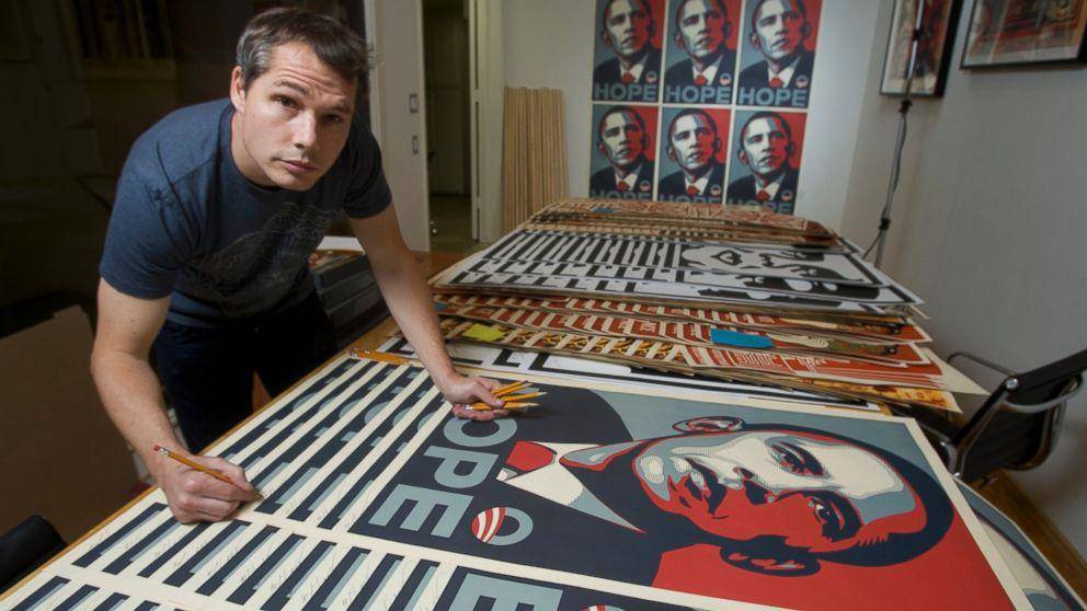 Seniman Shepard Fairey terlihat menandatangani poster "Hope" Barack Obama di Echo Park Los Angeles pada 12 Januari 2009. (abcnews.go.com/Damian Dovarganes)