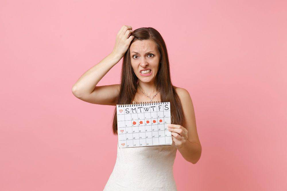 ilustrasi wanita bingung dengan periode menstruasinya (freepik.com/ViDIstudio)