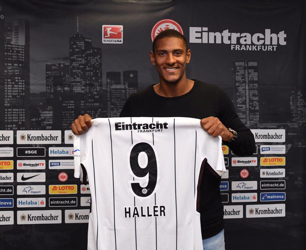 potret Sebastien Haller saat direkrut Eintracht Frankfurt (twitter.com/SquawkaNews)