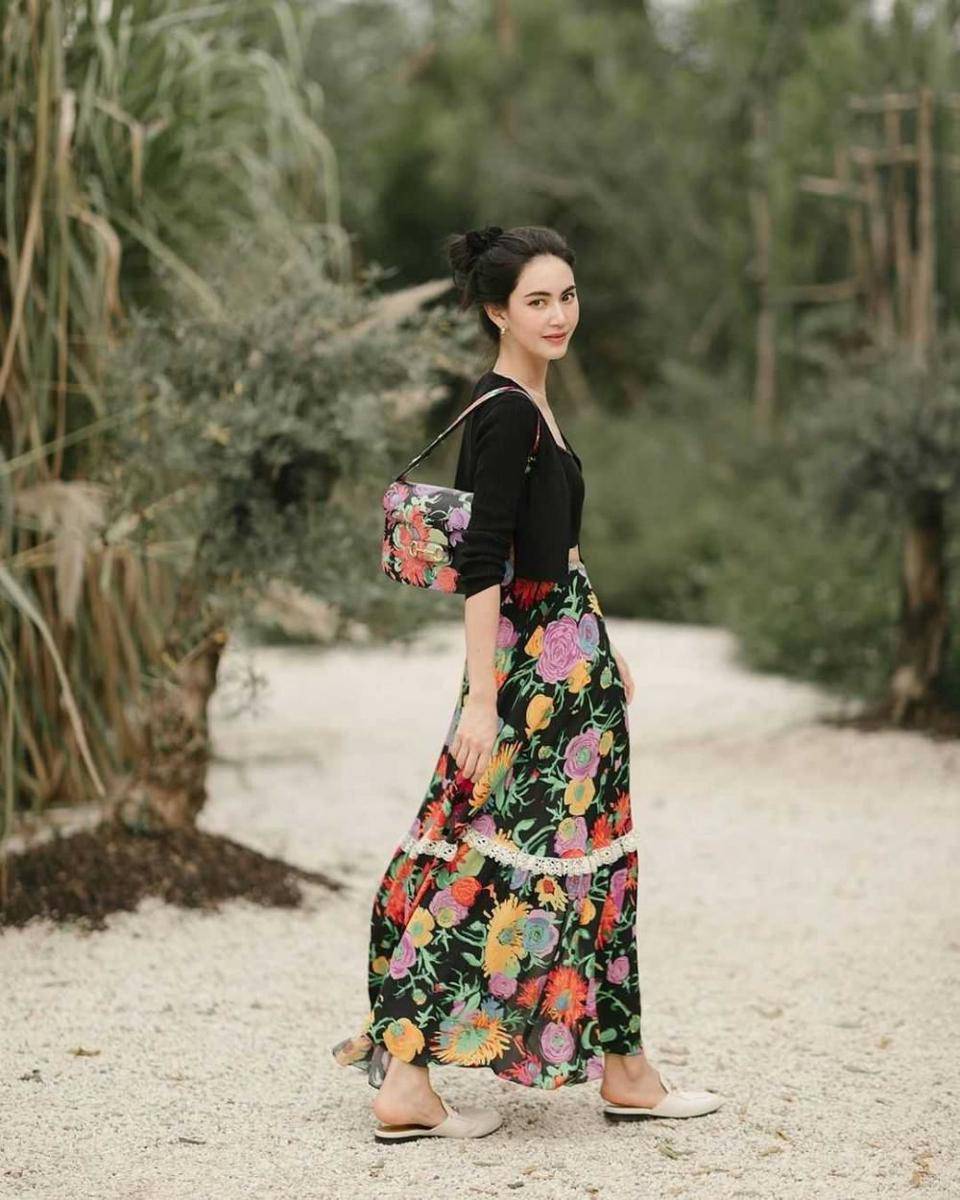 outfit floral Mai Davika (instagram.com/davikah)