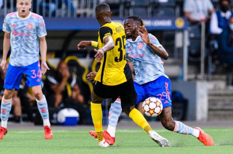 Aaron Wan-Bissaka melakukan pelanggaran berbahaya terhadap pemain Young Boys (unitedinfocus.com)
