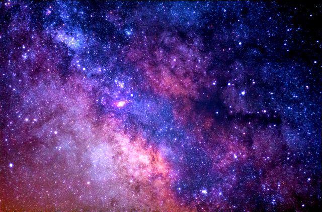 ilustrasi bintang yang ada di galaksi Bimasakti (unsplash.com/Jeremy Thomas)