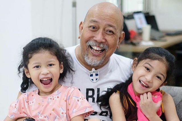 Indro hingga Anjasmara, 10 Potret Kedekatan Artis Pria dan Cucu