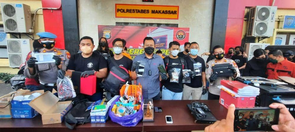 Ekspos hasil tangkapan pelaku pencurian di kantor Balai Kota Makassar/Polrestabes Makassar