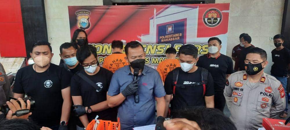 Ekspos hasil tangkapan pelaku pencurian di kantor Balai Kota Makassar/Polrestabes Makassar
