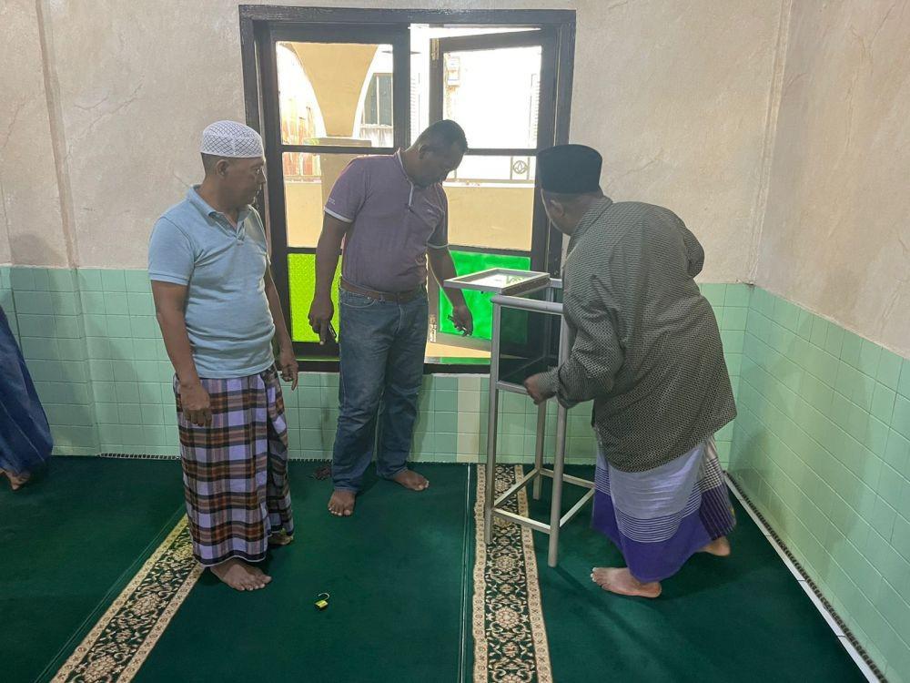 Pelaku yang masuk melalui jendela masjid (IDN Times/ istimewa)