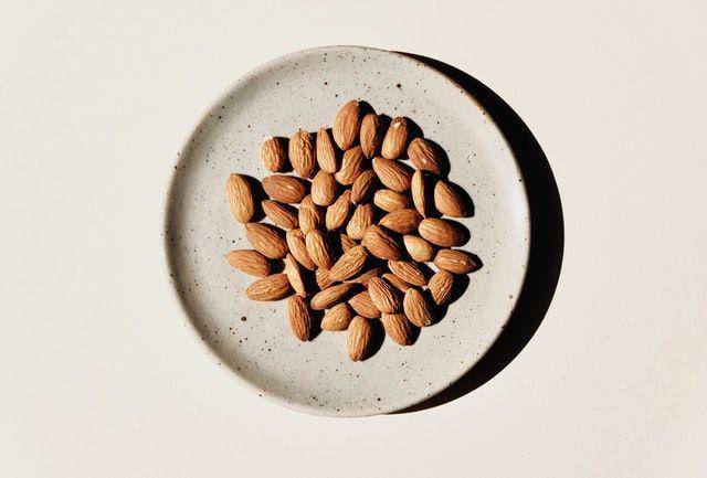 ilustrasi kacang almond (unsplash.com/Jocelyn Morales)