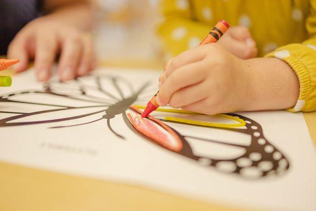 ilustrasi anak sedang menggambar (unsplash.com/ucaslexander)