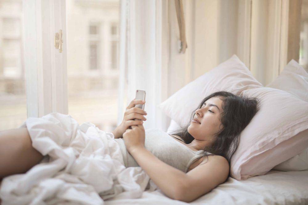 ilustrasi scroll media sosial terlalu lama (pexels.com/Andrea Piacquadio)